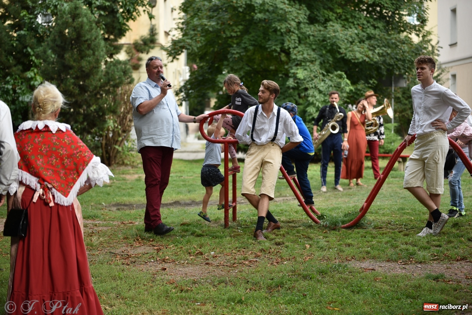 Zdjęcie w galerii na portalu naszraciborz.pl: Racibórz. Akcja artystyczna nieoczywista i Fanfara Awantura wiadomości z regionu