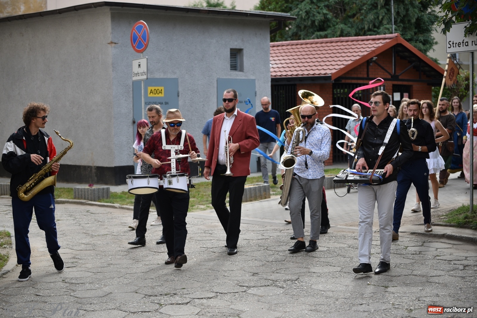 Zdjęcie w galerii na portalu naszraciborz.pl: Racibórz. Akcja artystyczna nieoczywista i Fanfara Awantura wiadomości z regionu