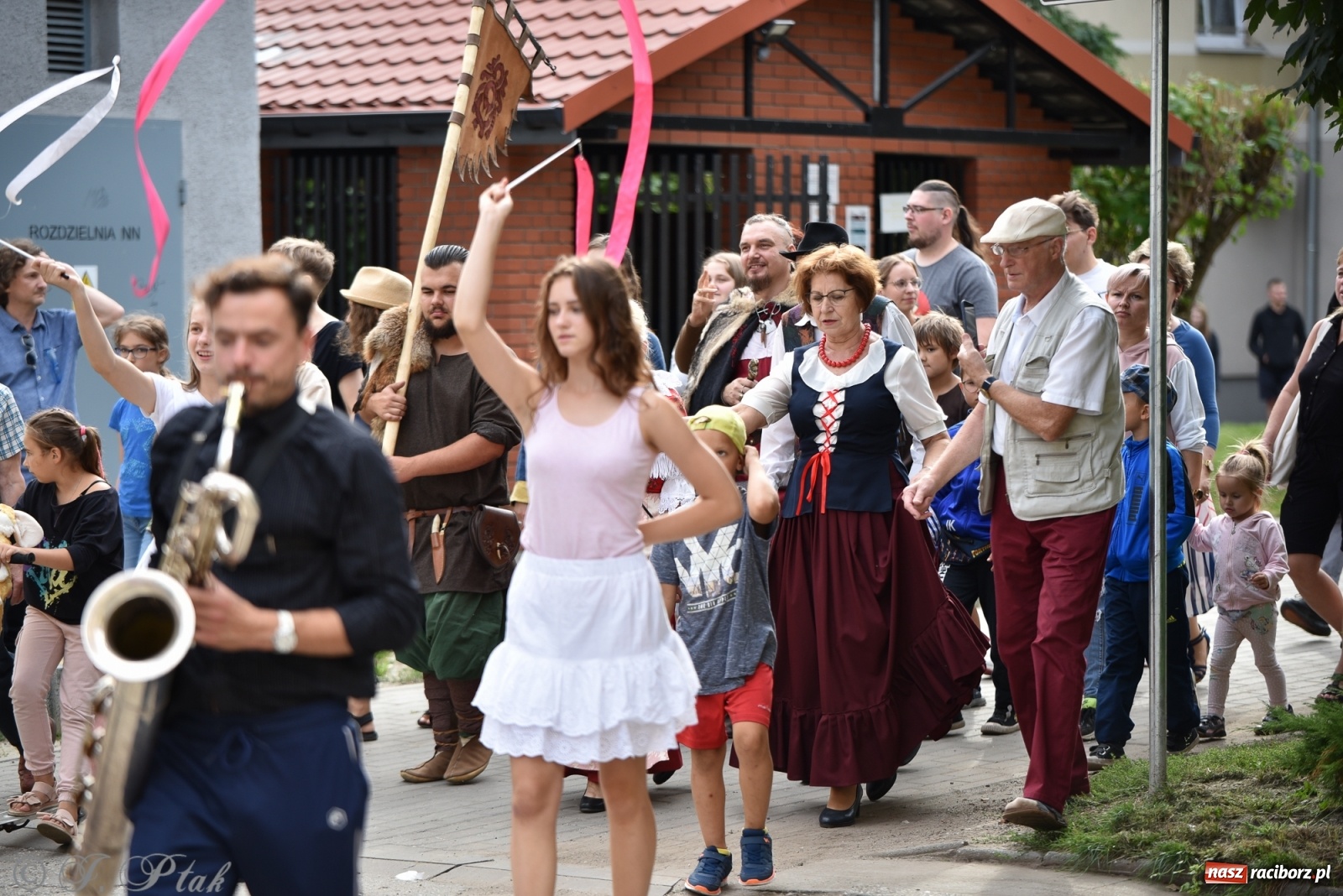Zdjęcie w galerii na portalu naszraciborz.pl: Racibórz. Akcja artystyczna nieoczywista i Fanfara Awantura wiadomości z regionu