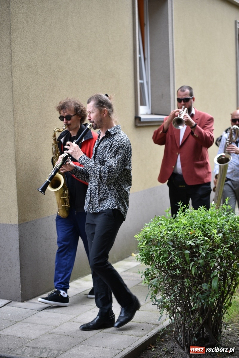 Zdjęcie w galerii na portalu naszraciborz.pl: Racibórz. Akcja artystyczna nieoczywista i Fanfara Awantura wiadomości z regionu