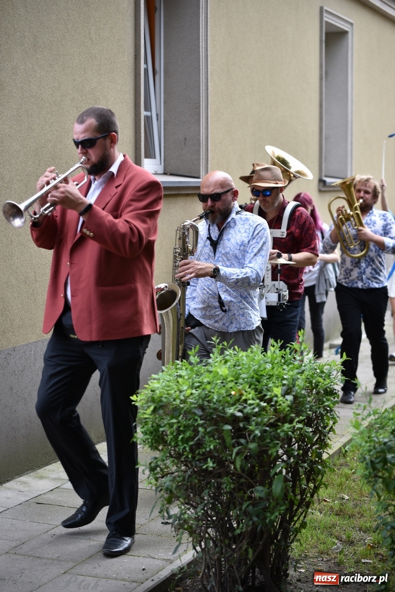 Zdjęcie w galerii na portalu naszraciborz.pl: Racibórz. Akcja artystyczna nieoczywista i Fanfara Awantura wiadomości z regionu