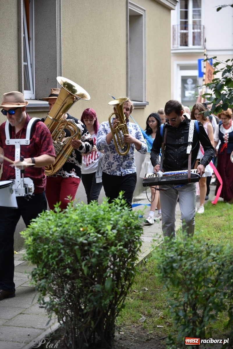 Zdjęcie w galerii na portalu naszraciborz.pl: Racibórz. Akcja artystyczna nieoczywista i Fanfara Awantura wiadomości z regionu