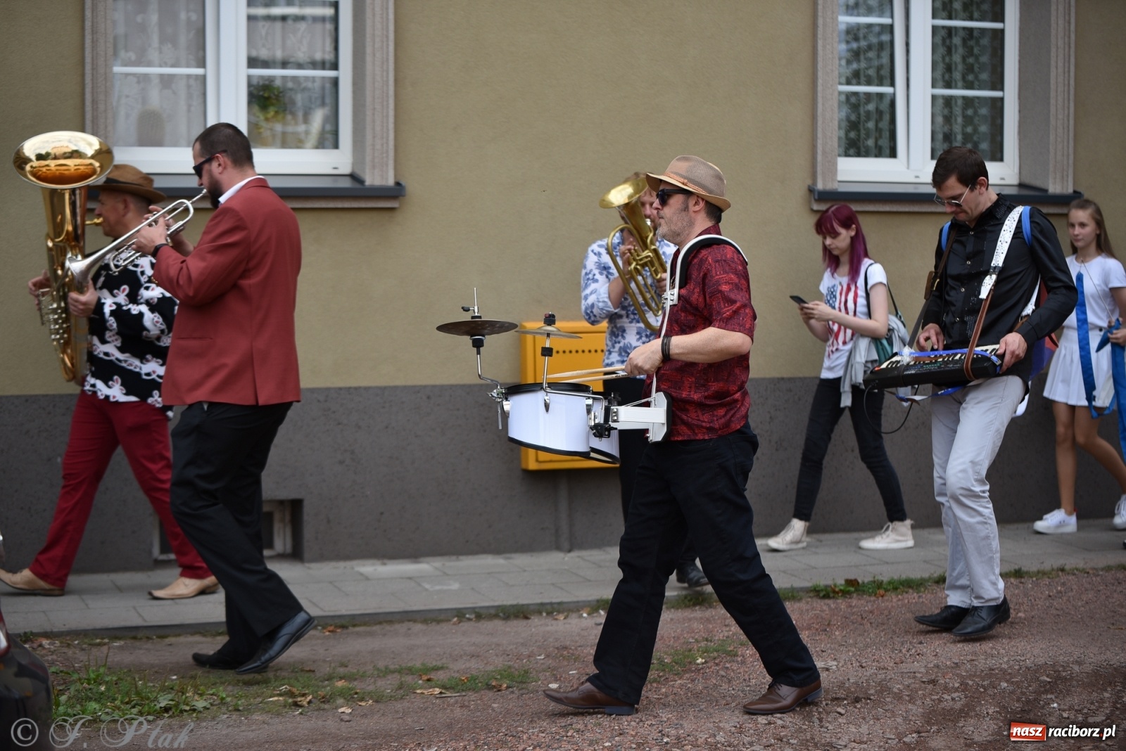 Zdjęcie w galerii na portalu naszraciborz.pl: Racibórz. Akcja artystyczna nieoczywista i Fanfara Awantura wiadomości z regionu