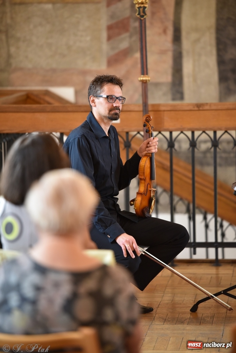 Zdjęcie w galerii na portalu naszraciborz.pl: Podziękowania i pożegnania. ACOUSTIC QUARTET w Muzeum wiadomości z regionu