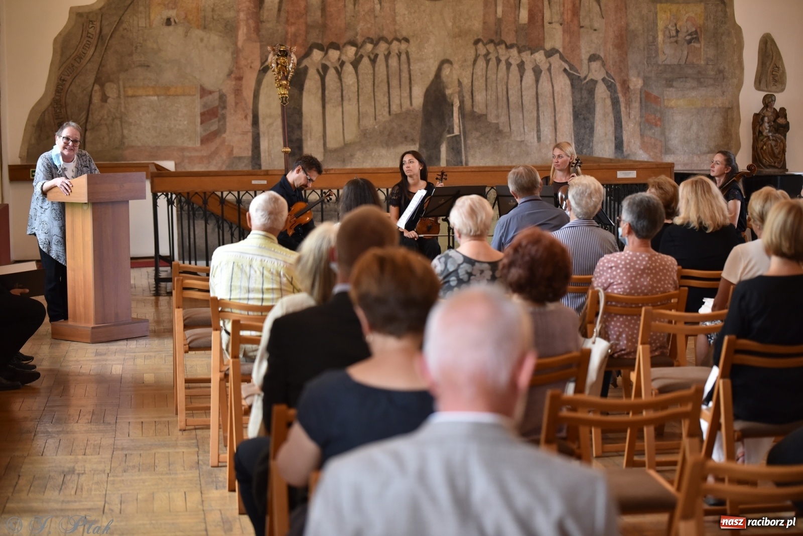 Zdjęcie w galerii na portalu naszraciborz.pl: Podziękowania i pożegnania. ACOUSTIC QUARTET w Muzeum wiadomości z regionu