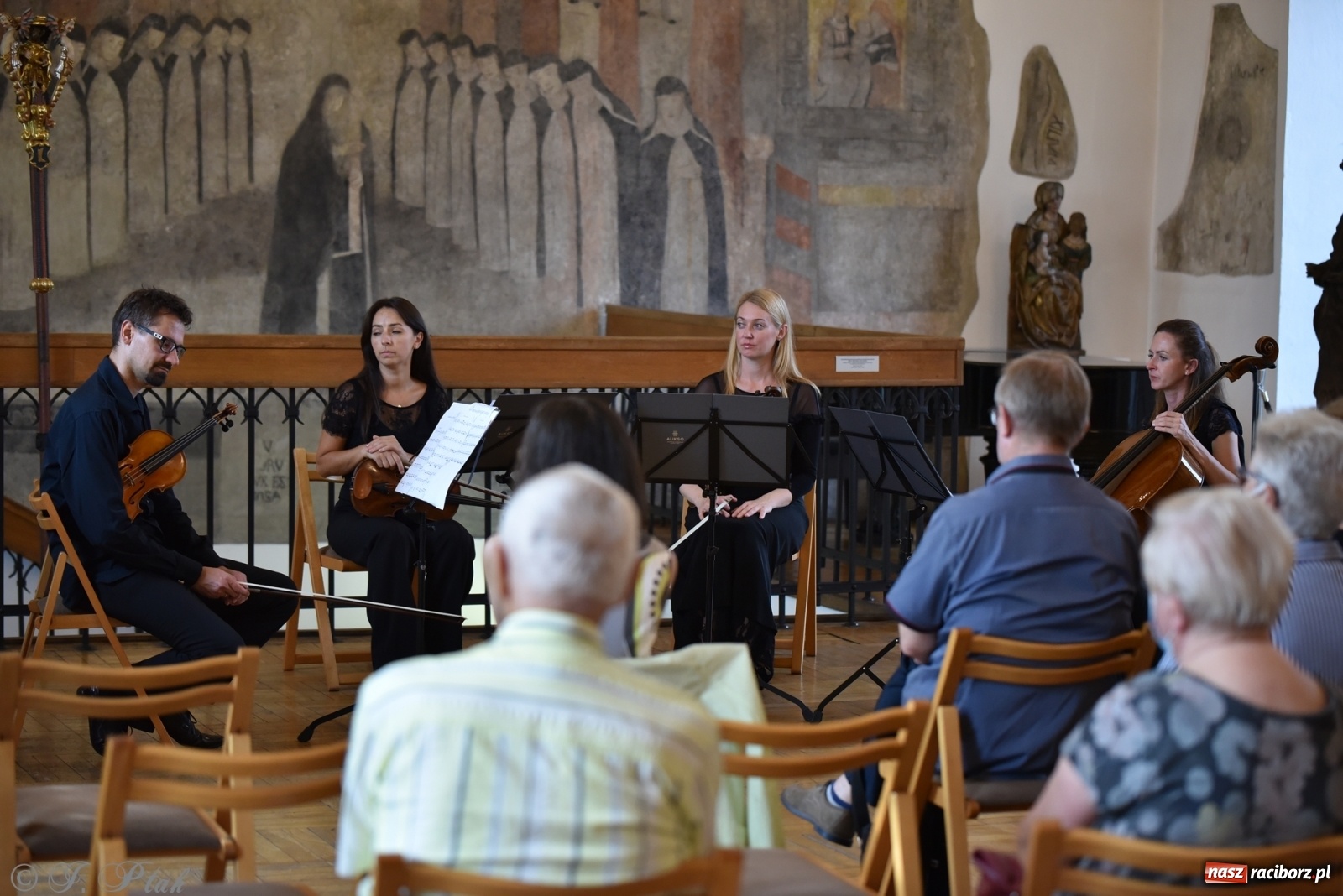 Zdjęcie w galerii na portalu naszraciborz.pl: Podziękowania i pożegnania. ACOUSTIC QUARTET w Muzeum wiadomości z regionu