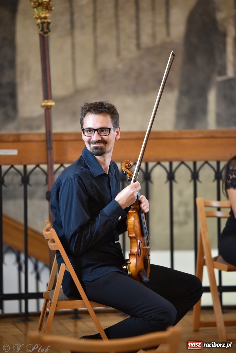 Zdjęcie w galerii na portalu naszraciborz.pl: Podziękowania i pożegnania. ACOUSTIC QUARTET w Muzeum wiadomości z regionu