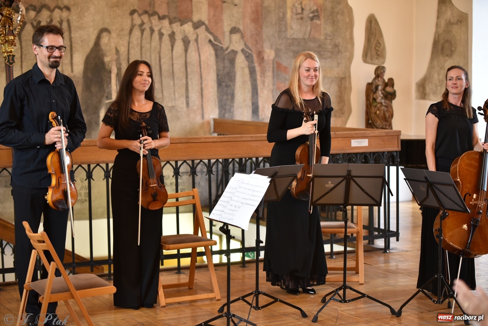 Zdjęcie w galerii na portalu naszraciborz.pl: Podziękowania i pożegnania. ACOUSTIC QUARTET w Muzeum wiadomości z regionu