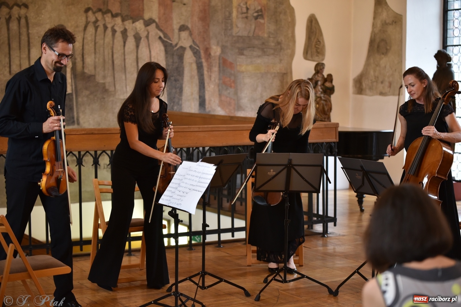 Zdjęcie w galerii na portalu naszraciborz.pl: Podziękowania i pożegnania. ACOUSTIC QUARTET w Muzeum wiadomości z regionu