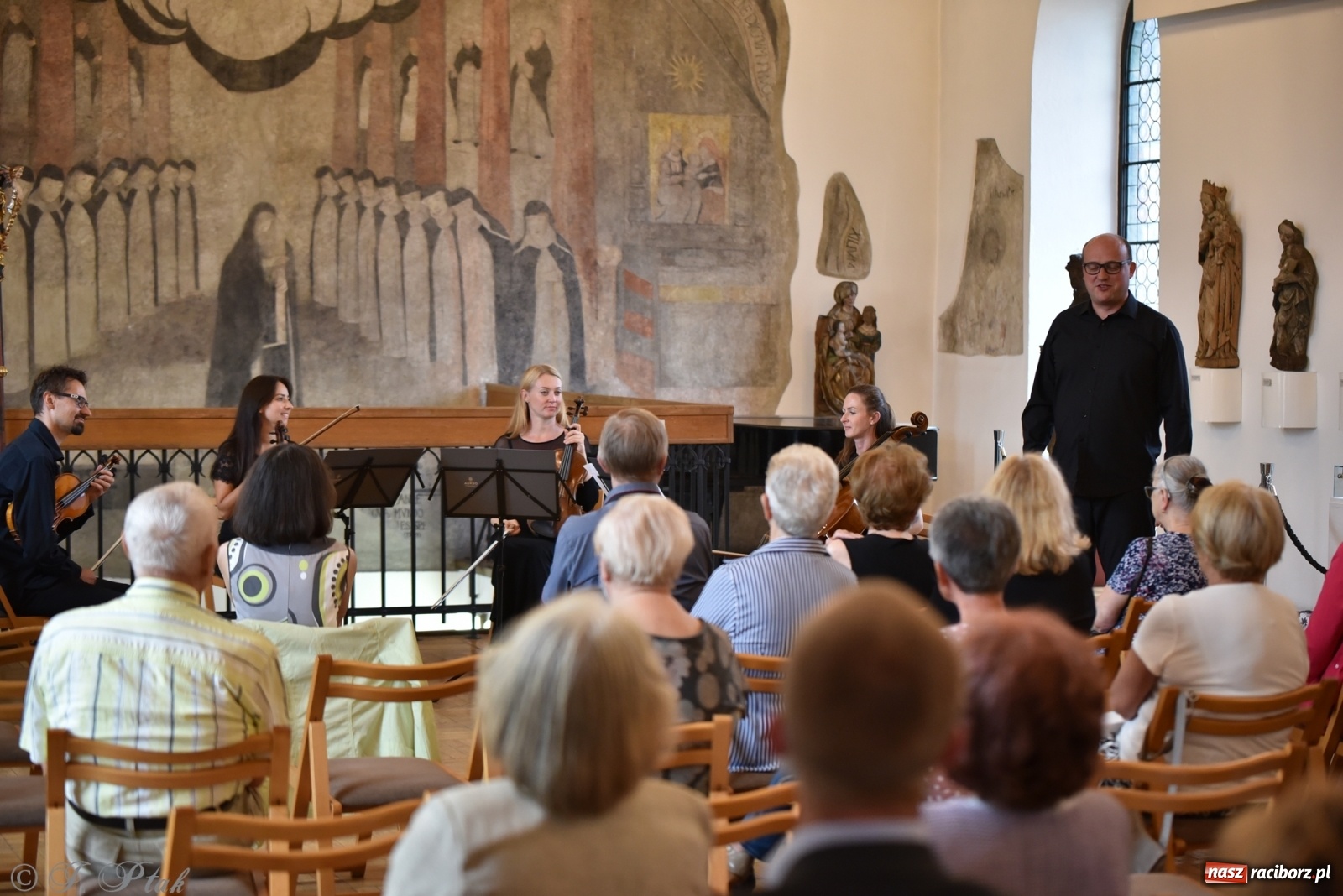 Zdjęcie w galerii na portalu naszraciborz.pl: Podziękowania i pożegnania. ACOUSTIC QUARTET w Muzeum wiadomości z regionu