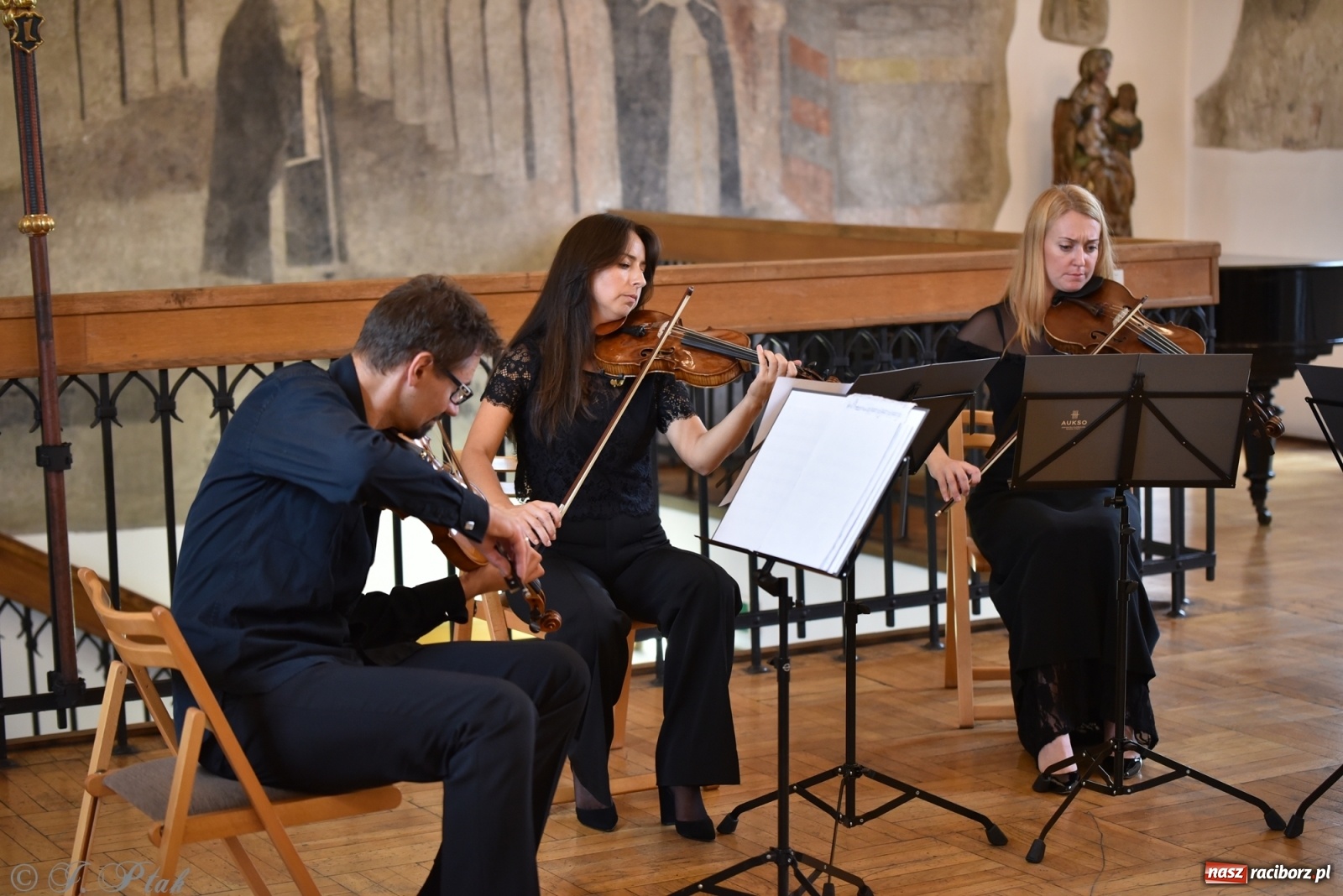 Zdjęcie w galerii na portalu naszraciborz.pl: Podziękowania i pożegnania. ACOUSTIC QUARTET w Muzeum wiadomości z regionu