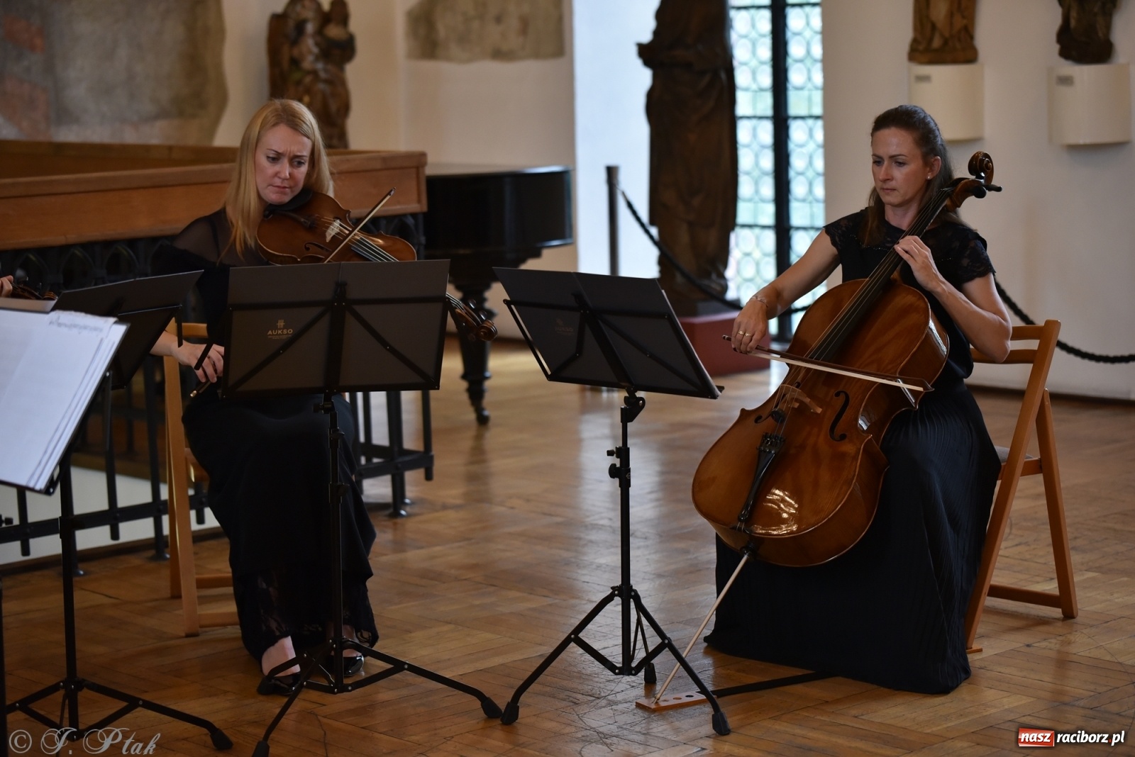 Zdjęcie w galerii na portalu naszraciborz.pl: Podziękowania i pożegnania. ACOUSTIC QUARTET w Muzeum wiadomości z regionu