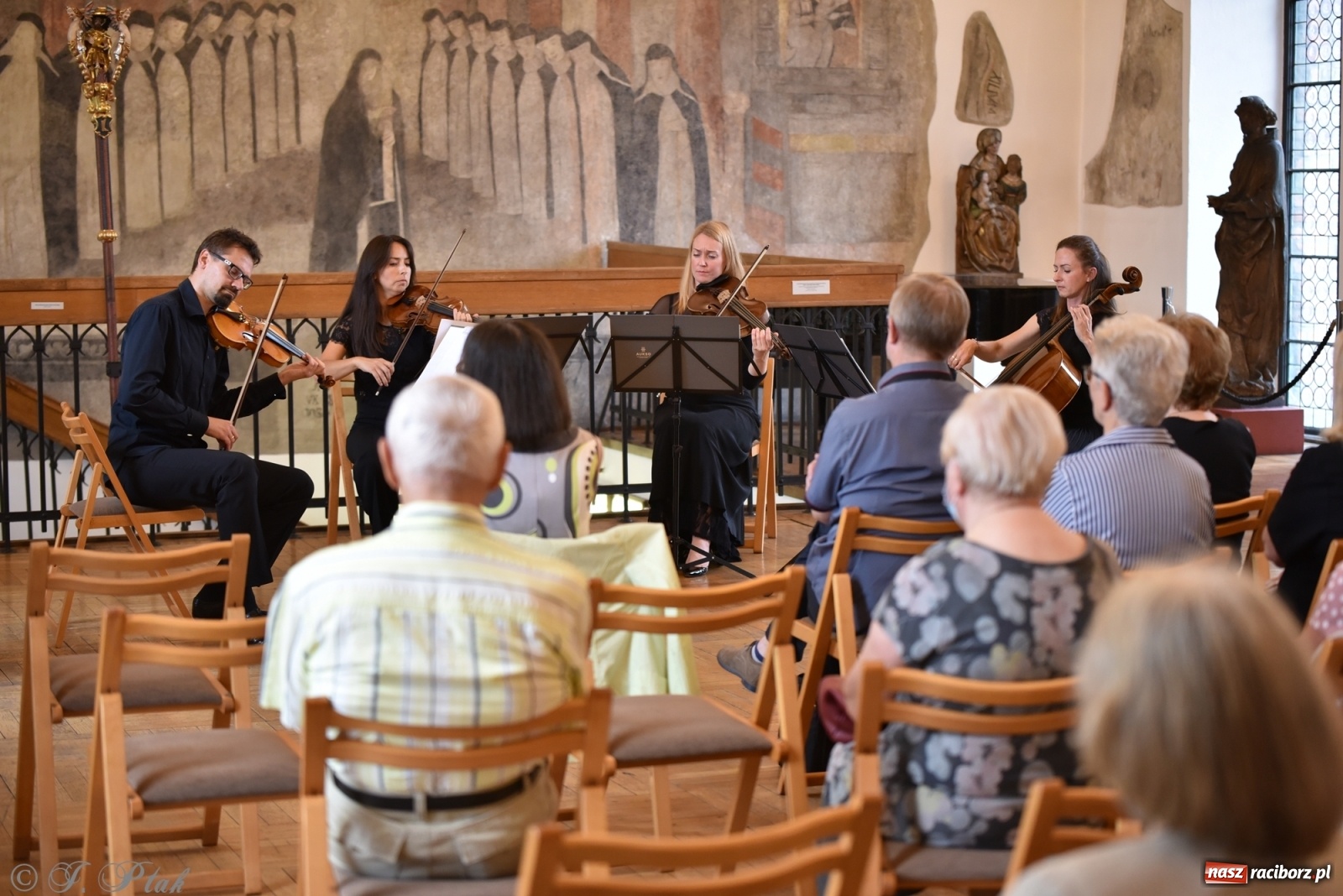 Zdjęcie w galerii na portalu naszraciborz.pl: Podziękowania i pożegnania. ACOUSTIC QUARTET w Muzeum wiadomości z regionu