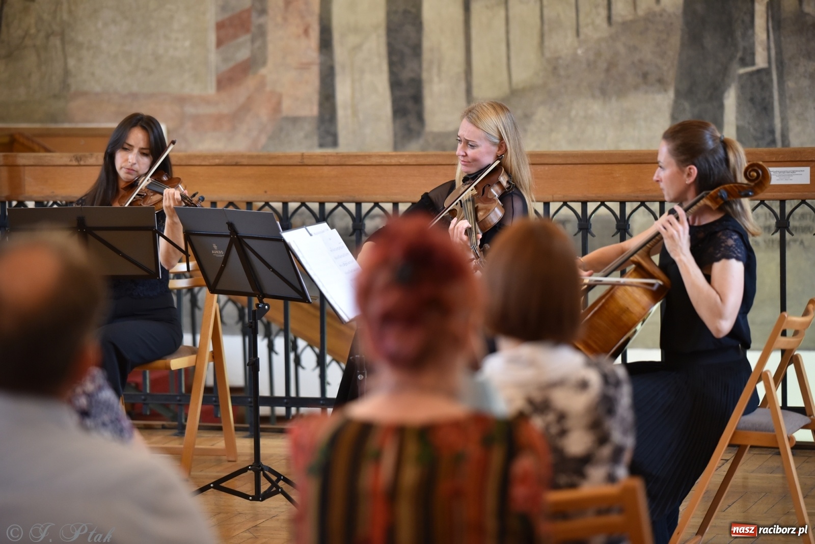 Zdjęcie w galerii na portalu naszraciborz.pl: Podziękowania i pożegnania. ACOUSTIC QUARTET w Muzeum wiadomości z regionu