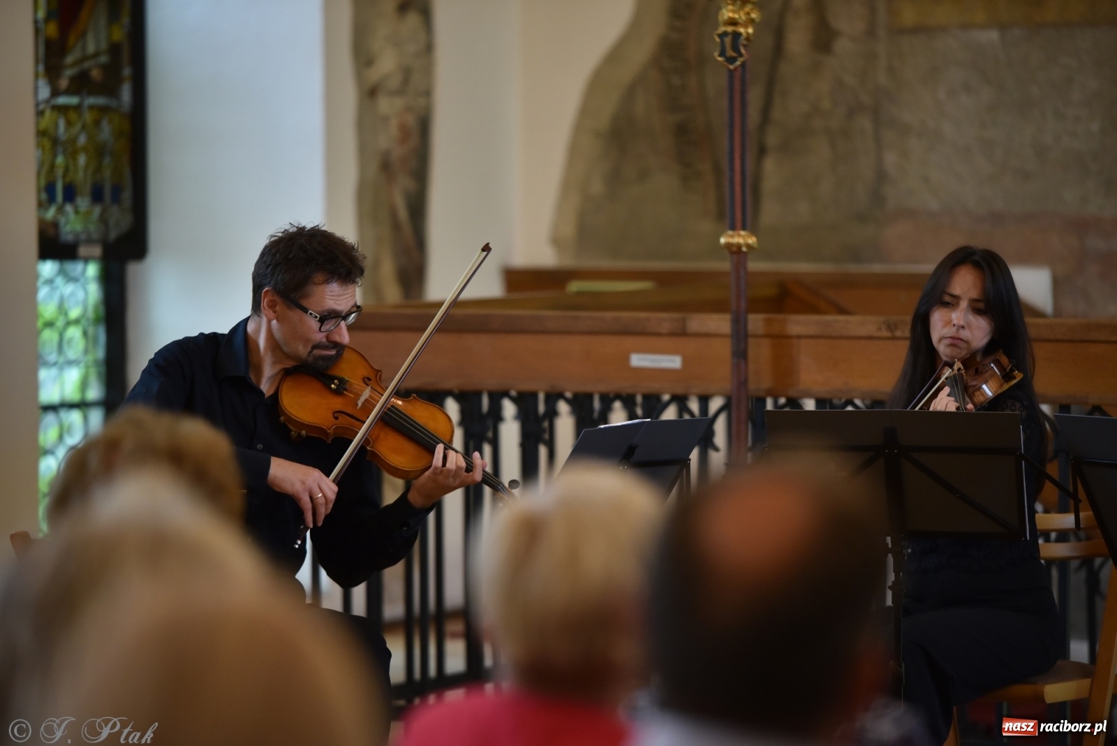 Zdjęcie w galerii na portalu naszraciborz.pl: Podziękowania i pożegnania. ACOUSTIC QUARTET w Muzeum wiadomości z regionu