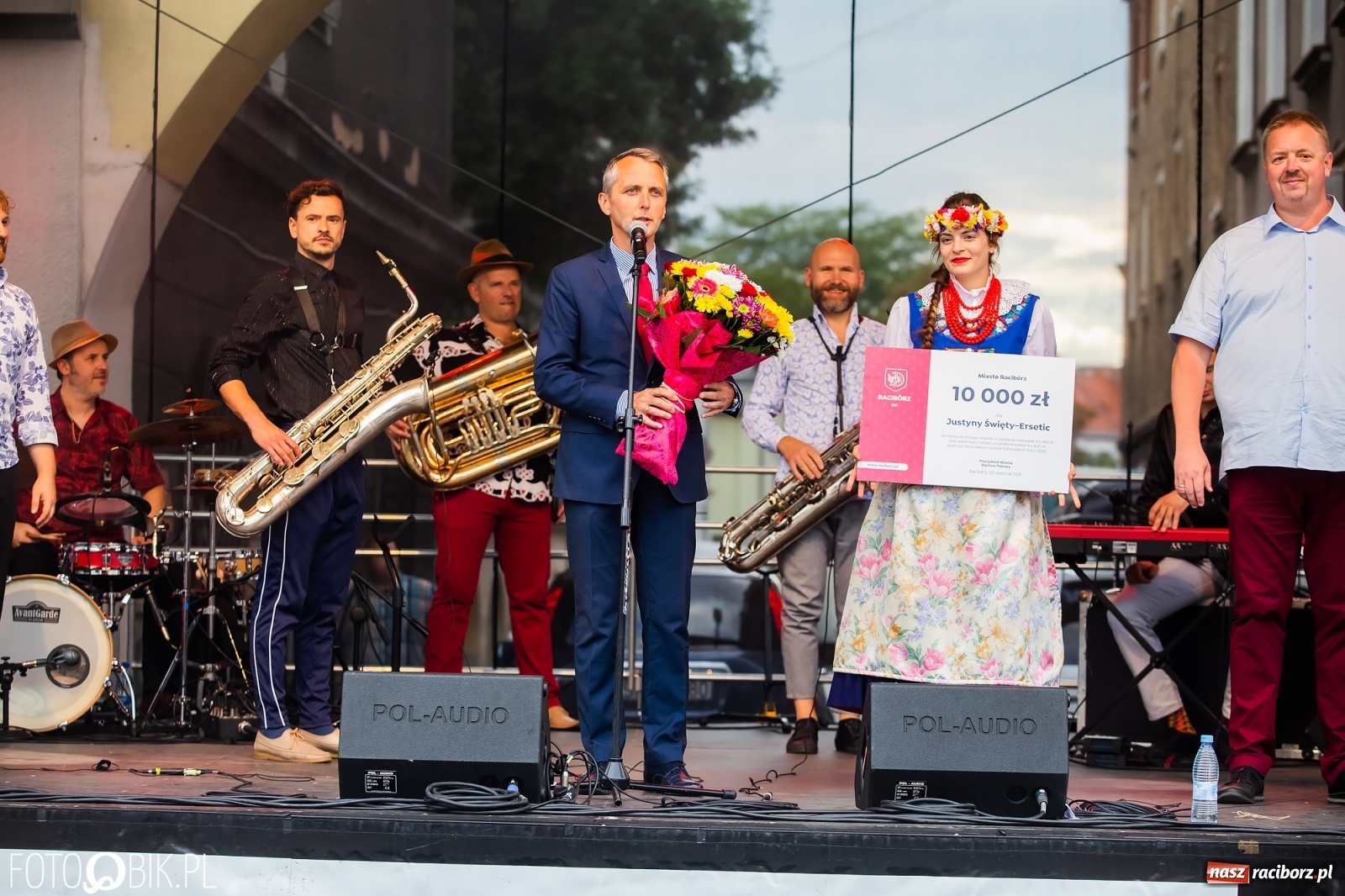 Zdjęcie w galerii na portalu naszraciborz.pl: Czek i zaproszenie na kolację. Władze powitały Justynę Święty-Ersetic wiadomości z regionu