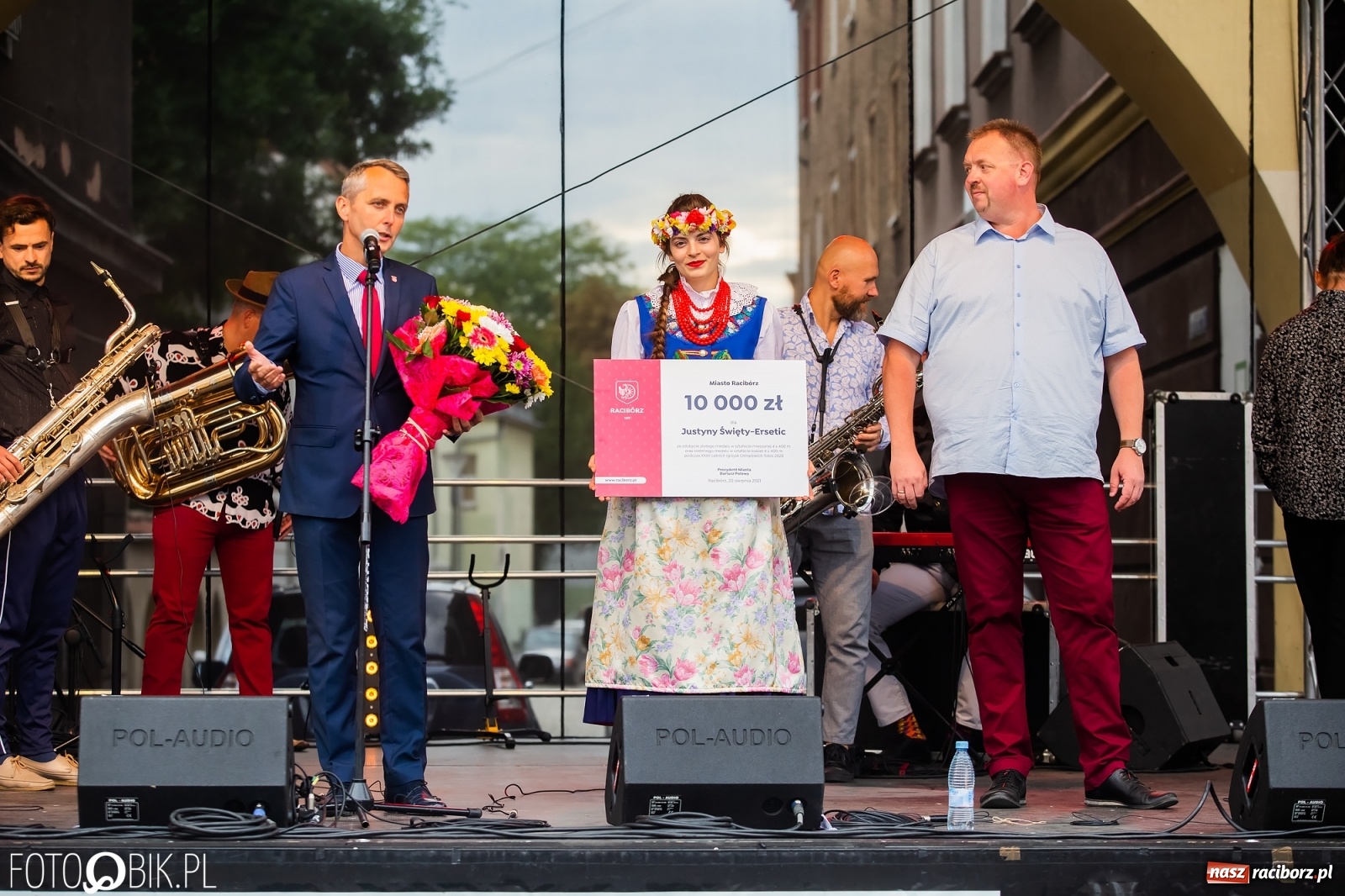 Zdjęcie w galerii na portalu naszraciborz.pl: Czek i zaproszenie na kolację. Władze powitały Justynę Święty-Ersetic wiadomości z regionu