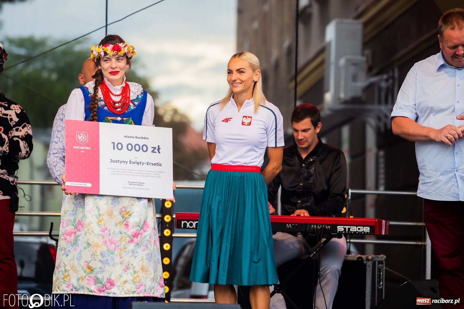 Zdjęcie w galerii na portalu naszraciborz.pl: Czek i zaproszenie na kolację. Władze powitały Justynę Święty-Ersetic wiadomości z regionu