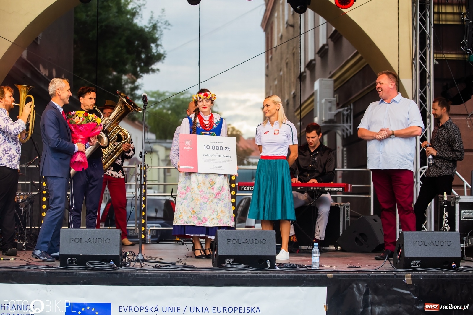 Zdjęcie w galerii na portalu naszraciborz.pl: Czek i zaproszenie na kolację. Władze powitały Justynę Święty-Ersetic wiadomości z regionu