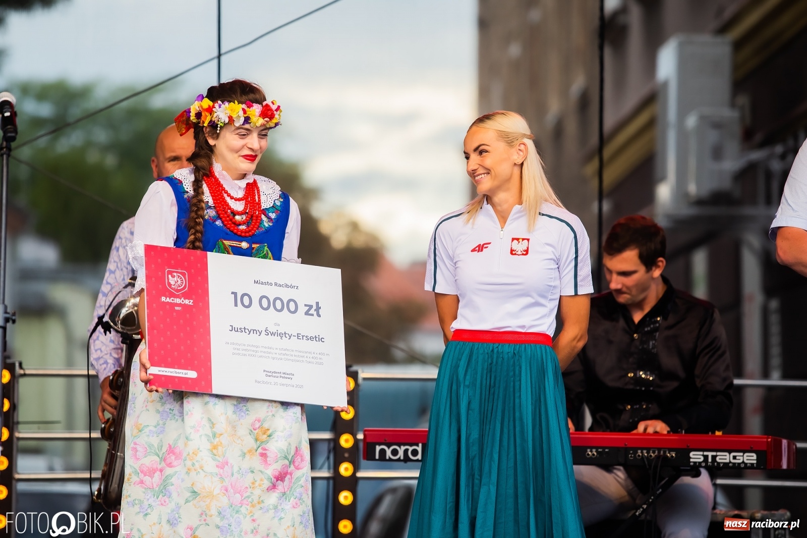 Zdjęcie w galerii na portalu naszraciborz.pl: Czek i zaproszenie na kolację. Władze powitały Justynę Święty-Ersetic wiadomości z regionu