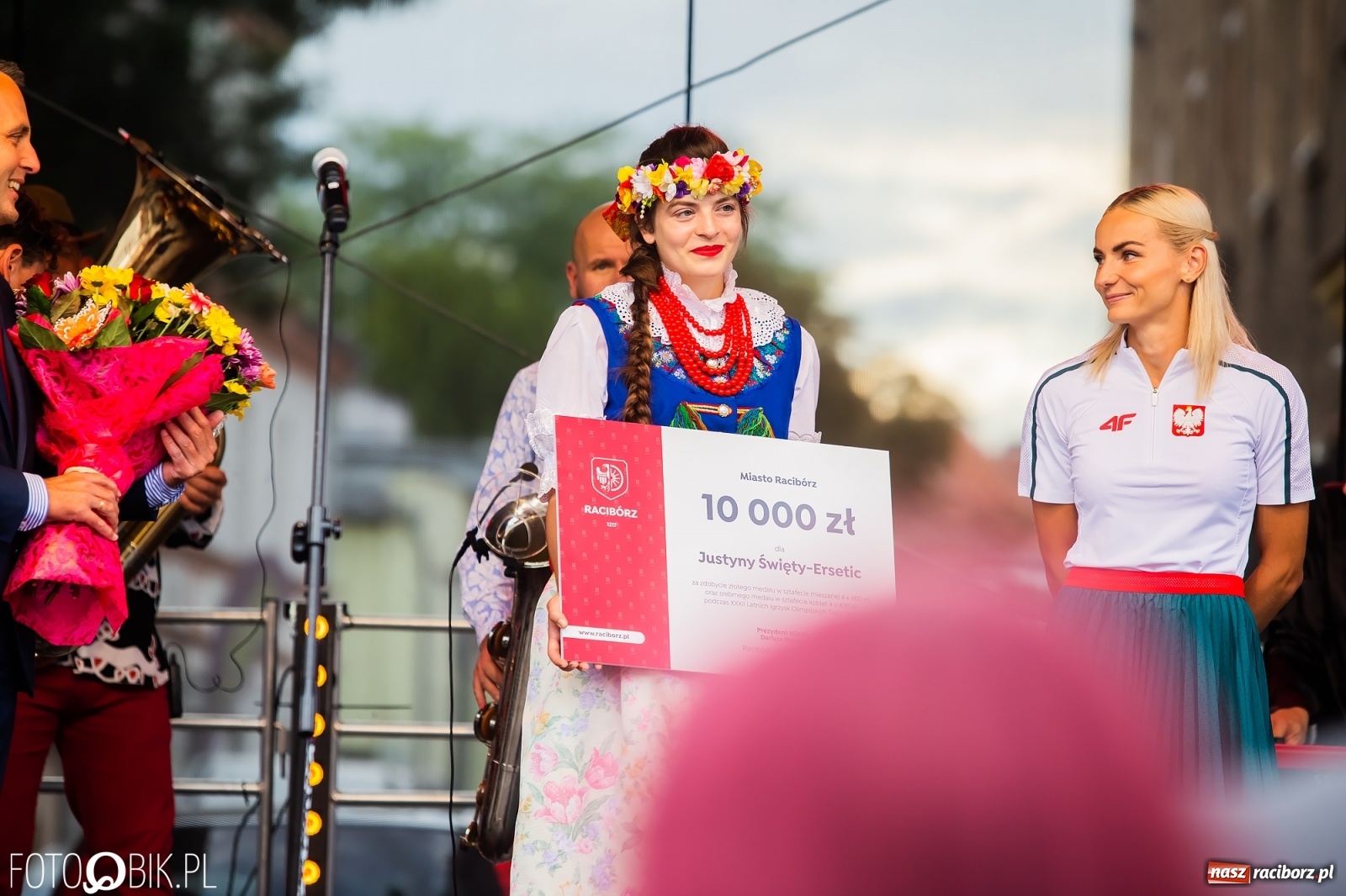 Zdjęcie w galerii na portalu naszraciborz.pl: Czek i zaproszenie na kolację. Władze powitały Justynę Święty-Ersetic wiadomości z regionu