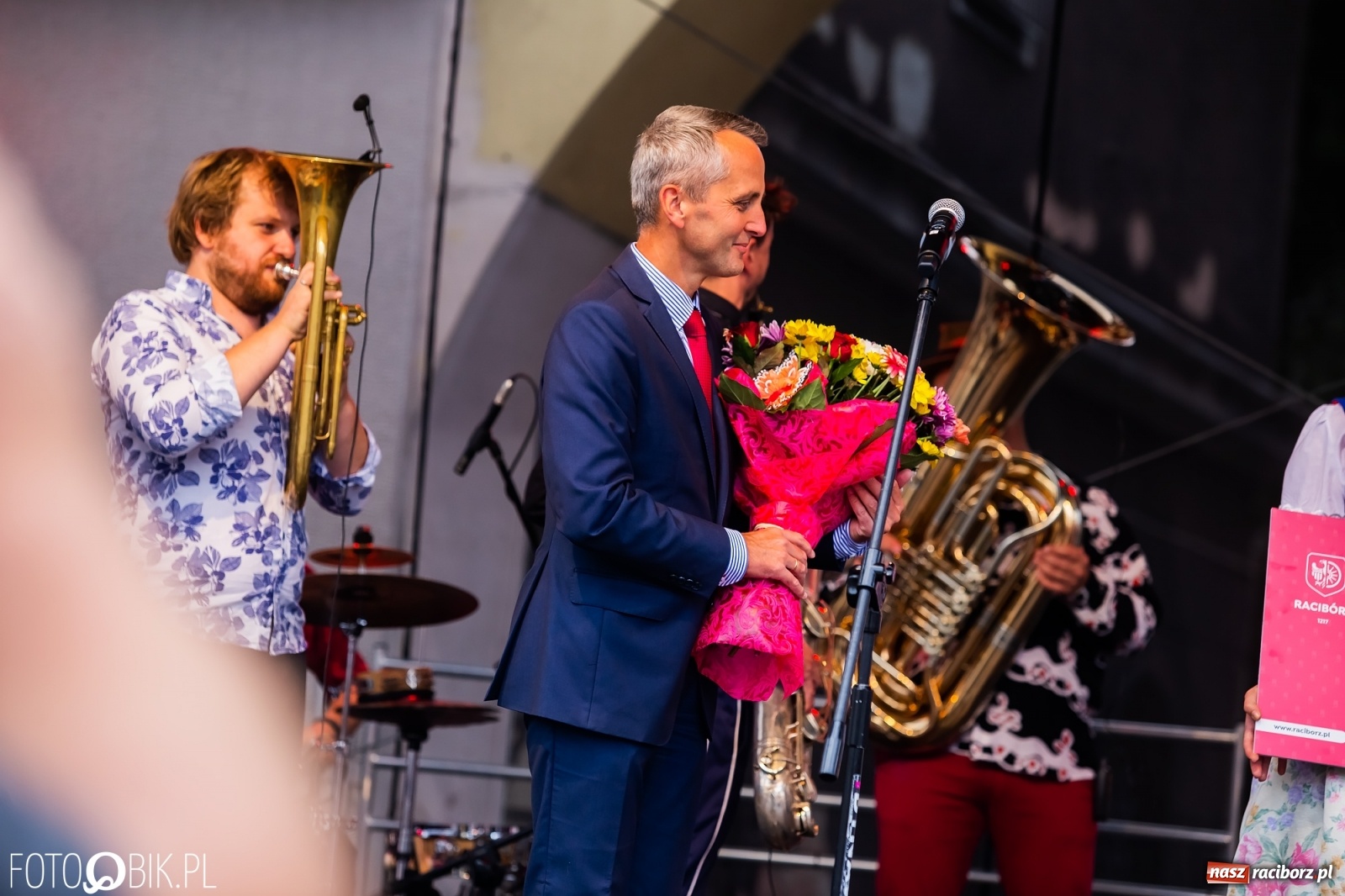 Zdjęcie w galerii na portalu naszraciborz.pl: Czek i zaproszenie na kolację. Władze powitały Justynę Święty-Ersetic wiadomości z regionu