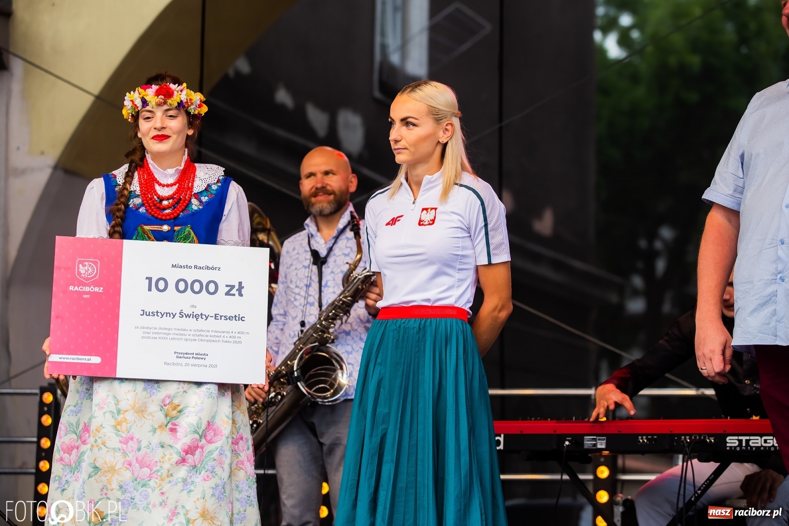 Zdjęcie w galerii na portalu naszraciborz.pl: Czek i zaproszenie na kolację. Władze powitały Justynę Święty-Ersetic wiadomości z regionu
