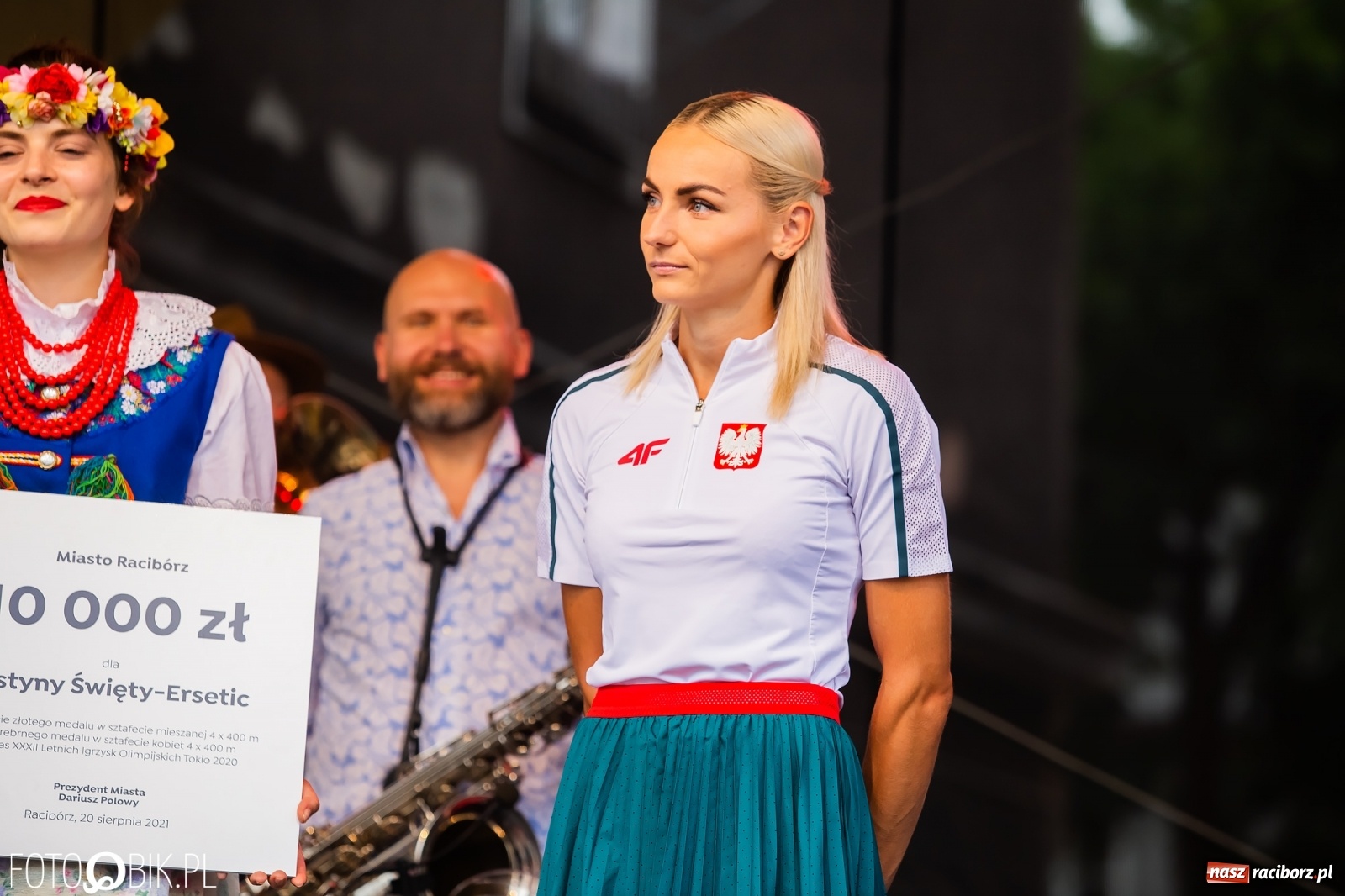 Zdjęcie w galerii na portalu naszraciborz.pl: Czek i zaproszenie na kolację. Władze powitały Justynę Święty-Ersetic wiadomości z regionu