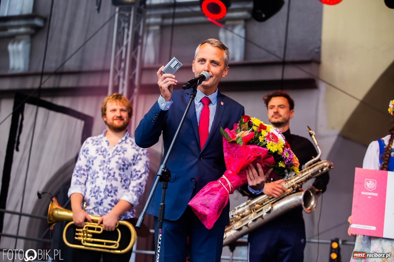 Zdjęcie w galerii na portalu naszraciborz.pl: Czek i zaproszenie na kolację. Władze powitały Justynę Święty-Ersetic wiadomości z regionu