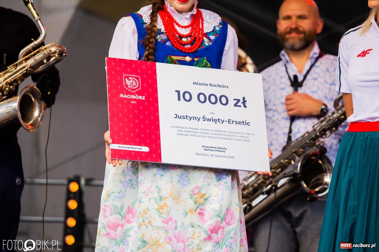 Zdjęcie w galerii na portalu naszraciborz.pl: Czek i zaproszenie na kolację. Władze powitały Justynę Święty-Ersetic wiadomości z regionu