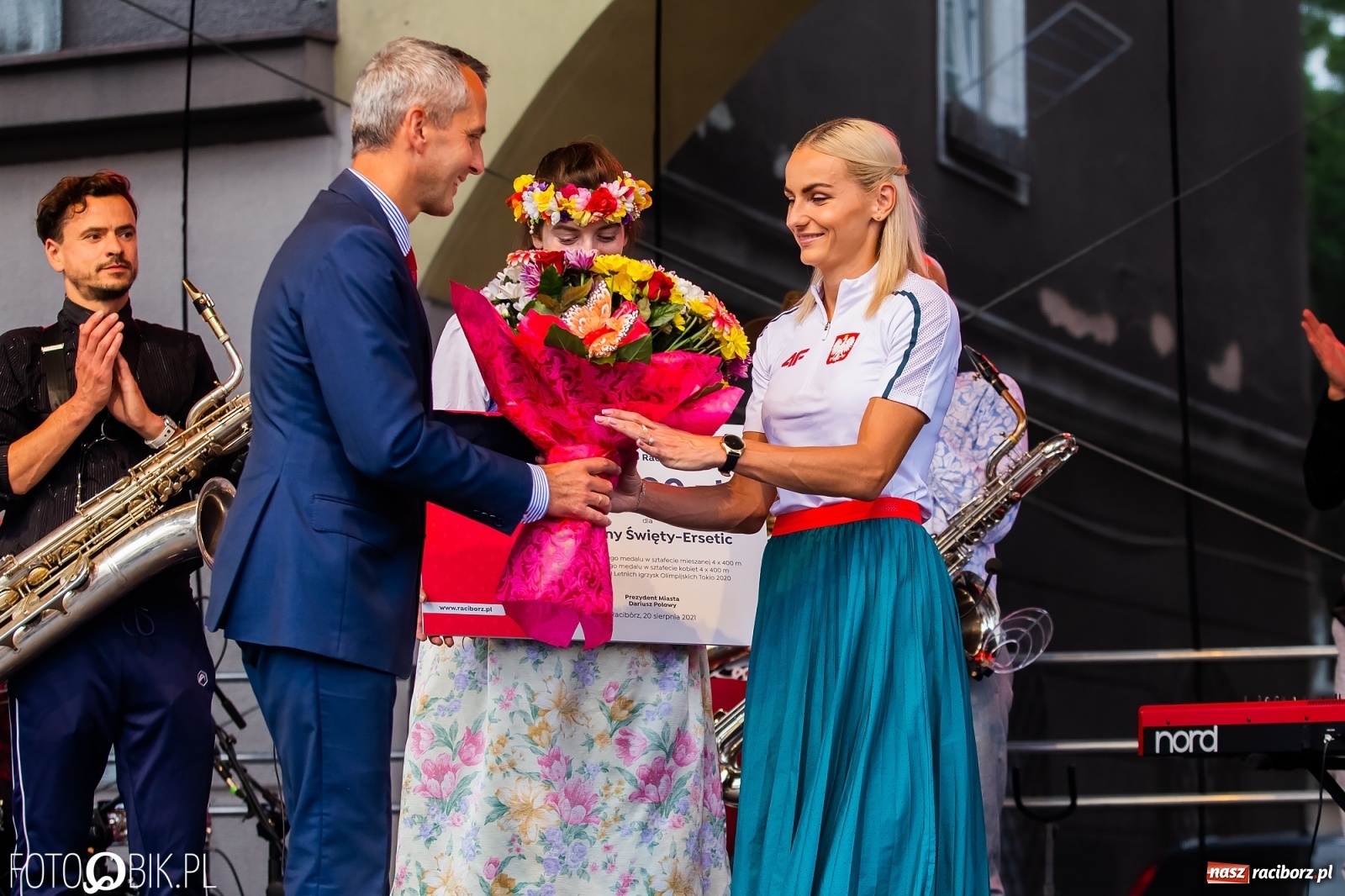 Zdjęcie w galerii na portalu naszraciborz.pl: Czek i zaproszenie na kolację. Władze powitały Justynę Święty-Ersetic wiadomości z regionu