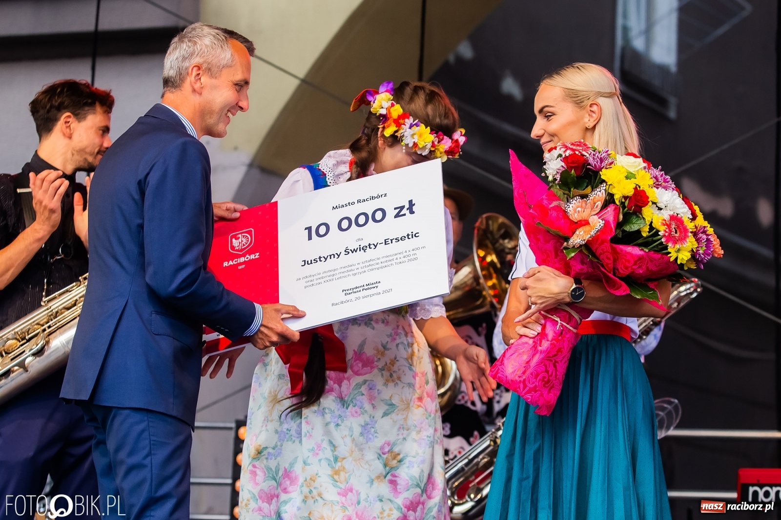 Zdjęcie w galerii na portalu naszraciborz.pl: Czek i zaproszenie na kolację. Władze powitały Justynę Święty-Ersetic wiadomości z regionu