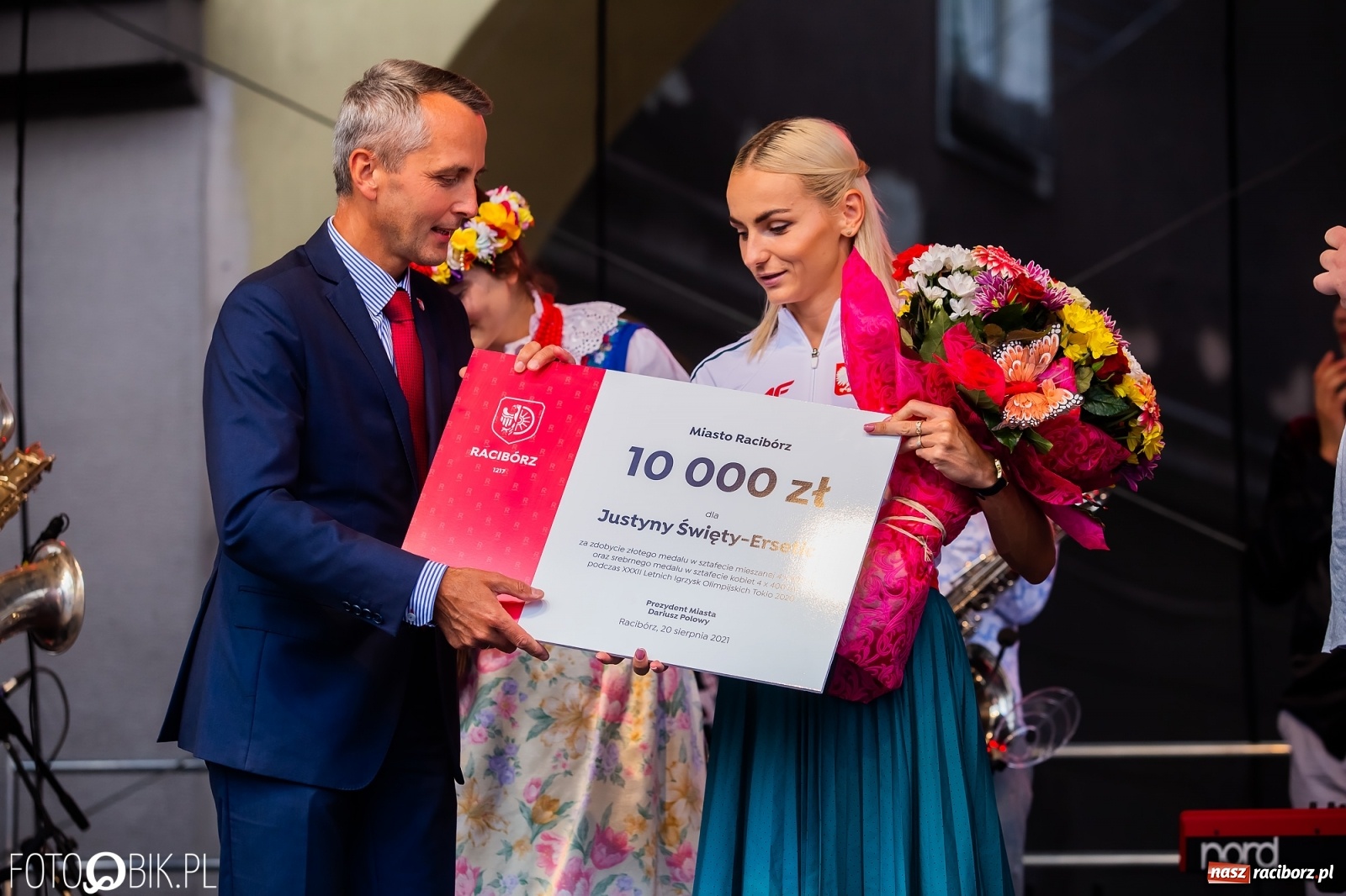 Zdjęcie w galerii na portalu naszraciborz.pl: Czek i zaproszenie na kolację. Władze powitały Justynę Święty-Ersetic wiadomości z regionu