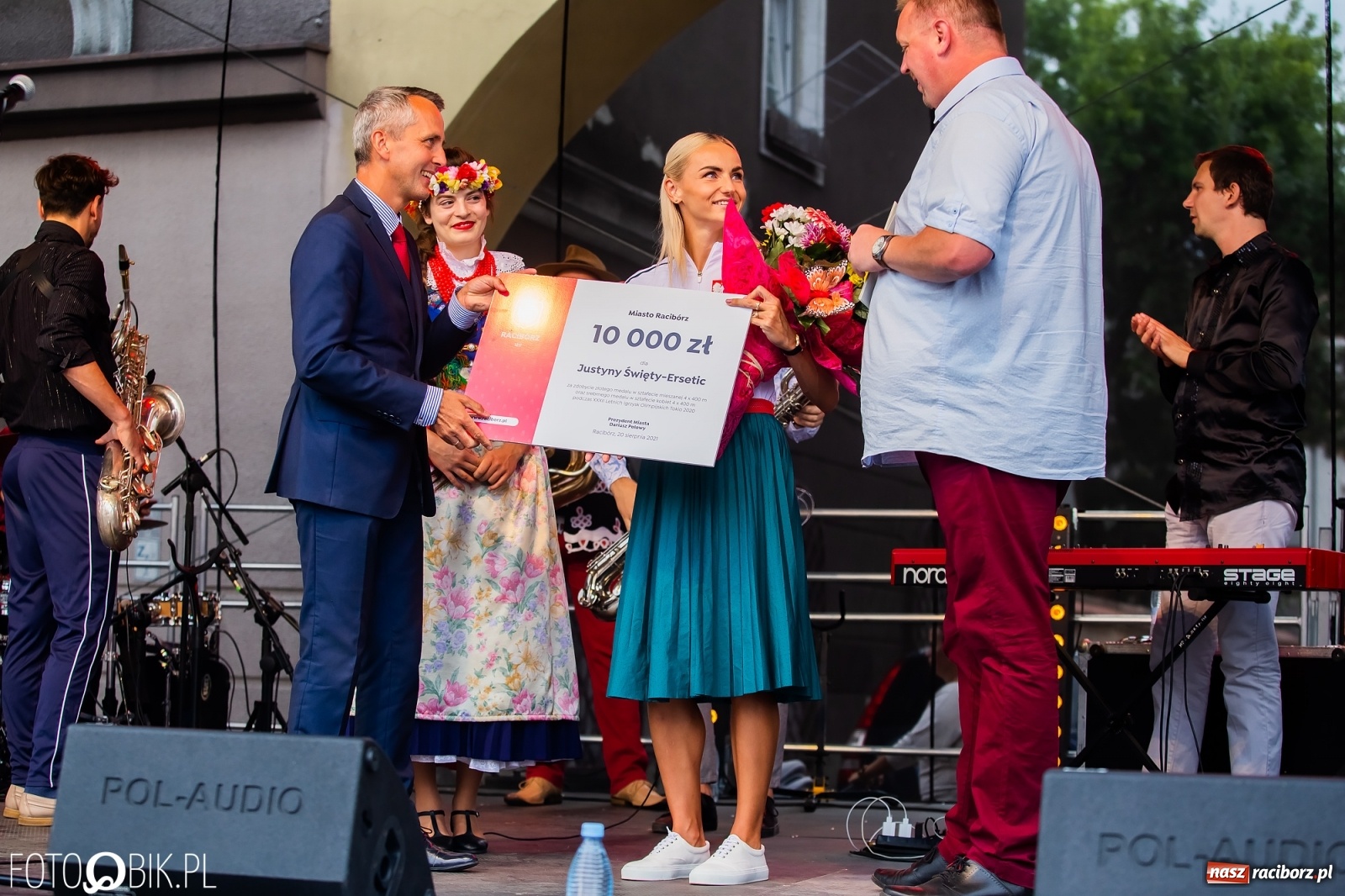 Zdjęcie w galerii na portalu naszraciborz.pl: Czek i zaproszenie na kolację. Władze powitały Justynę Święty-Ersetic wiadomości z regionu