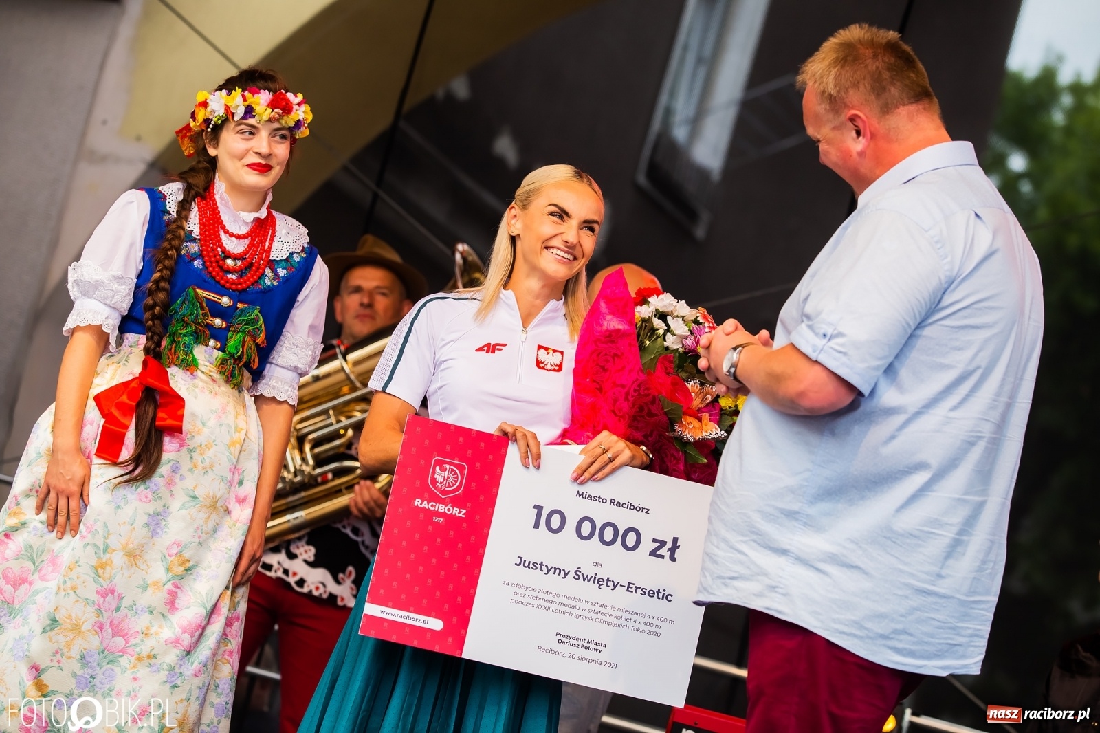 Zdjęcie w galerii na portalu naszraciborz.pl: Czek i zaproszenie na kolację. Władze powitały Justynę Święty-Ersetic wiadomości z regionu