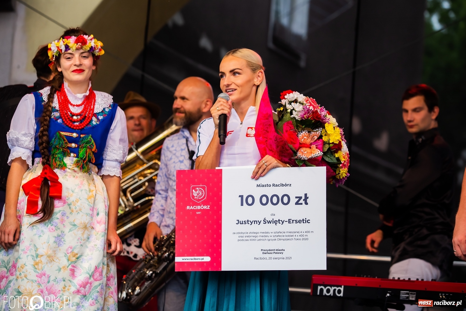 Zdjęcie w galerii na portalu naszraciborz.pl: Czek i zaproszenie na kolację. Władze powitały Justynę Święty-Ersetic wiadomości z regionu