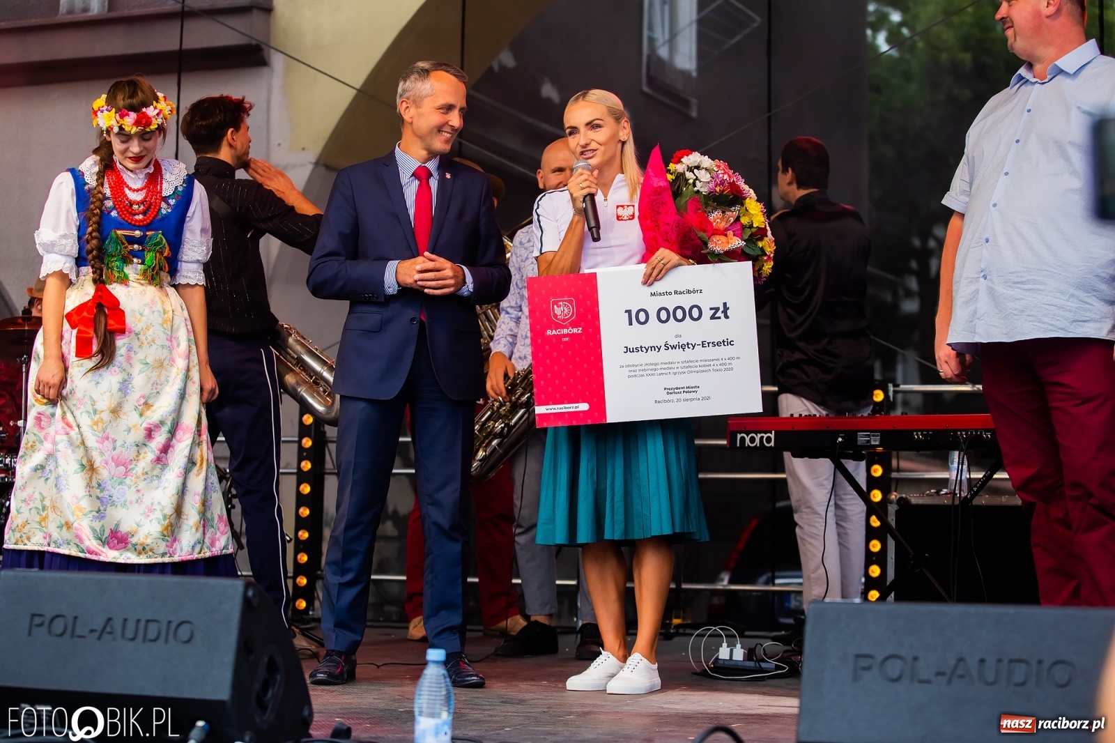 Zdjęcie w galerii na portalu naszraciborz.pl: Czek i zaproszenie na kolację. Władze powitały Justynę Święty-Ersetic wiadomości z regionu