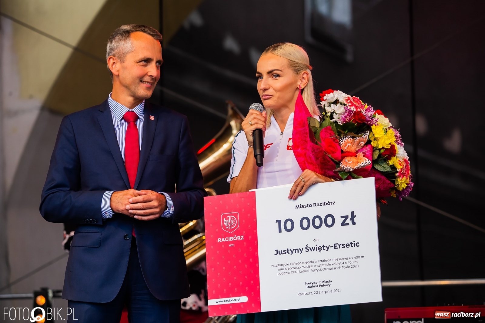 Zdjęcie w galerii na portalu naszraciborz.pl: Czek i zaproszenie na kolację. Władze powitały Justynę Święty-Ersetic wiadomości z regionu