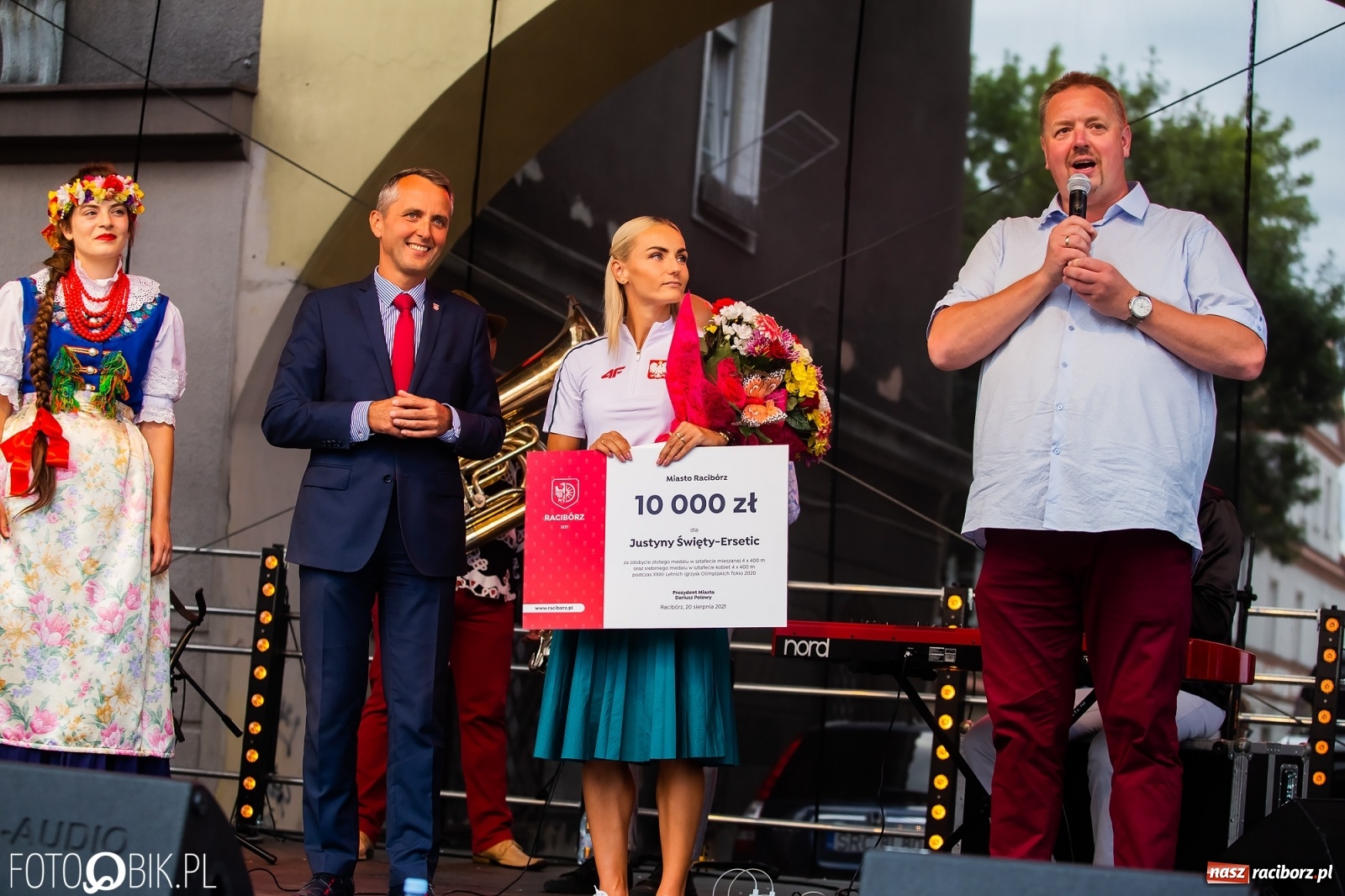 Zdjęcie w galerii na portalu naszraciborz.pl: Czek i zaproszenie na kolację. Władze powitały Justynę Święty-Ersetic wiadomości z regionu