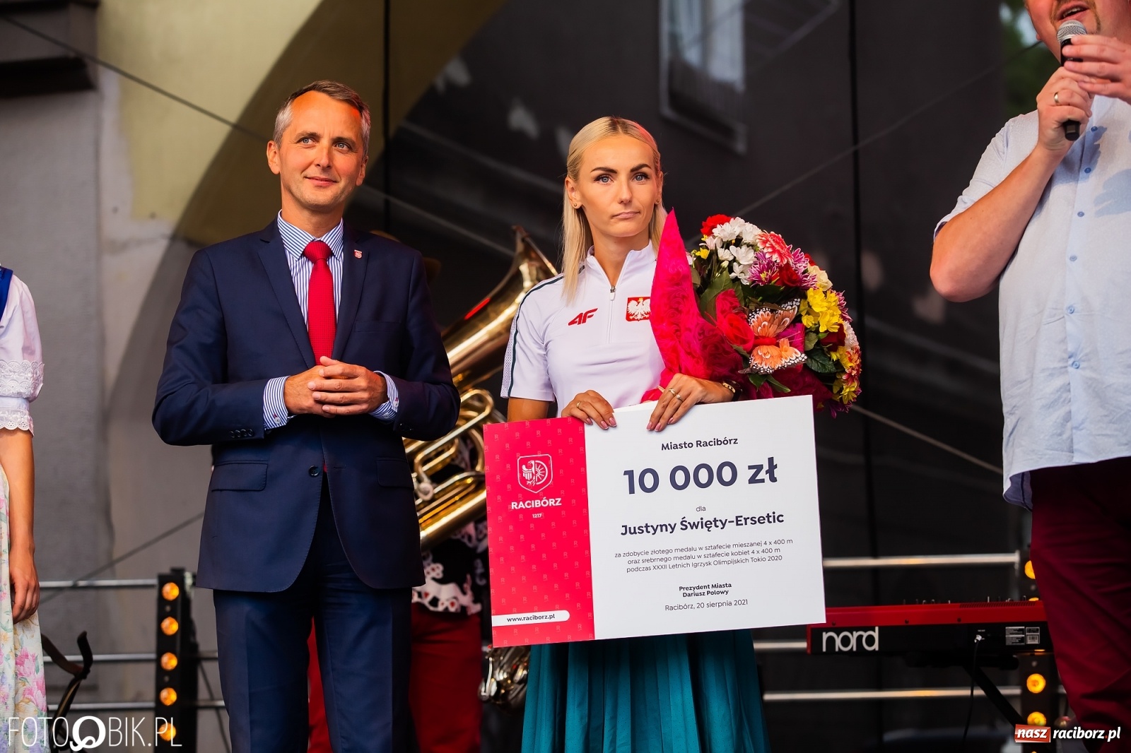 Zdjęcie w galerii na portalu naszraciborz.pl: Czek i zaproszenie na kolację. Władze powitały Justynę Święty-Ersetic wiadomości z regionu