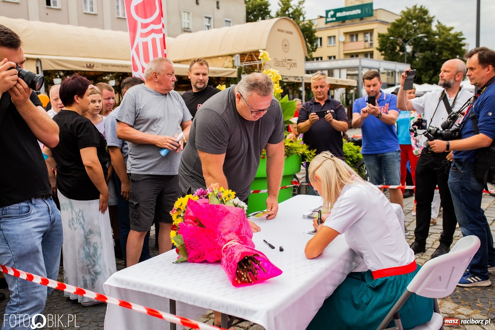 Zdjęcie w galerii na portalu naszraciborz.pl: Czek i zaproszenie na kolację. Władze powitały Justynę Święty-Ersetic wiadomości z regionu