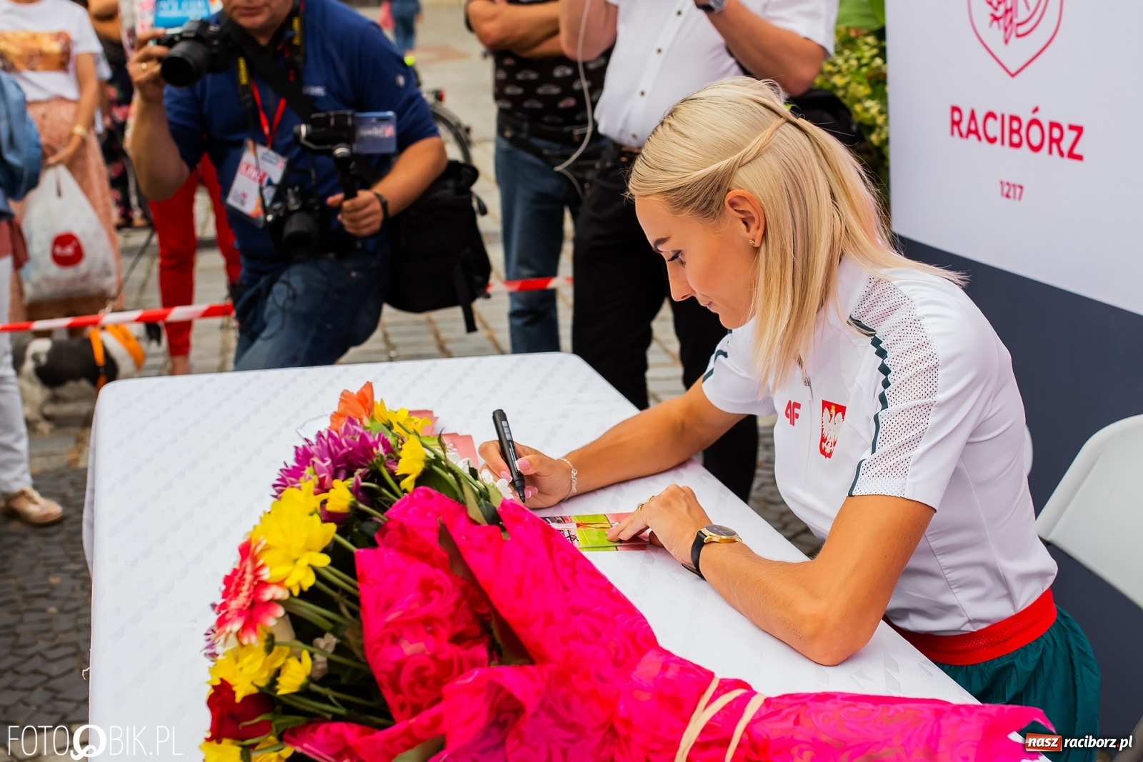 Zdjęcie w galerii na portalu naszraciborz.pl: Czek i zaproszenie na kolację. Władze powitały Justynę Święty-Ersetic wiadomości z regionu