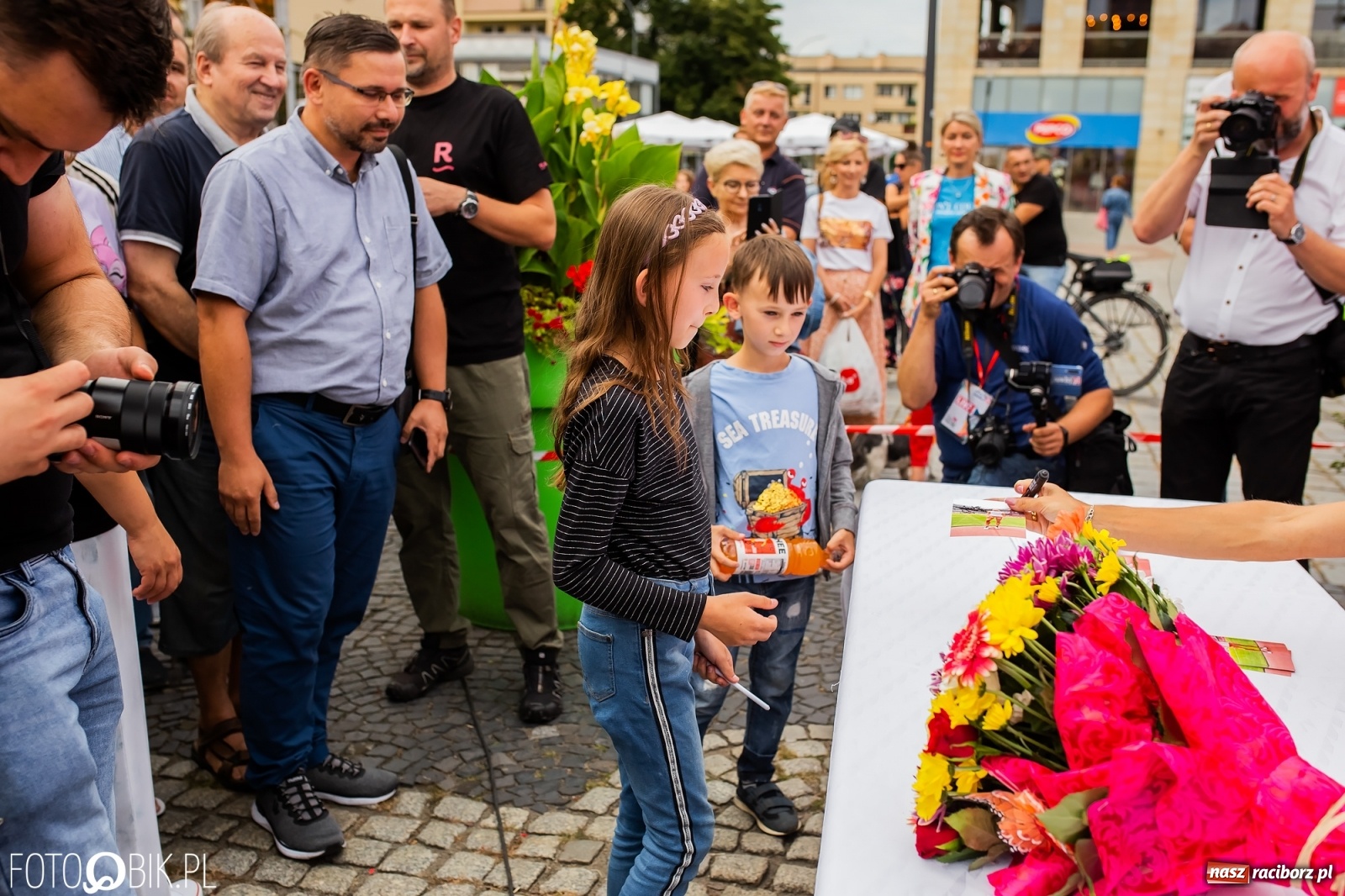 Zdjęcie w galerii na portalu naszraciborz.pl: Czek i zaproszenie na kolację. Władze powitały Justynę Święty-Ersetic wiadomości z regionu