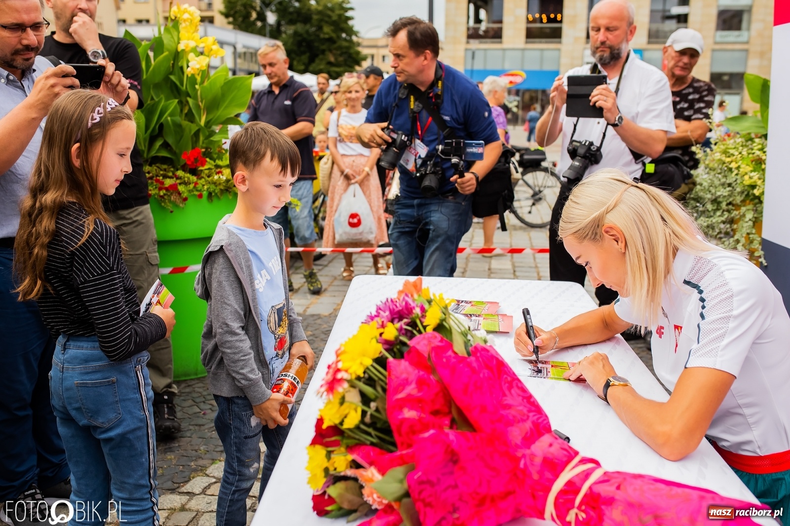 Zdjęcie w galerii na portalu naszraciborz.pl: Czek i zaproszenie na kolację. Władze powitały Justynę Święty-Ersetic wiadomości z regionu
