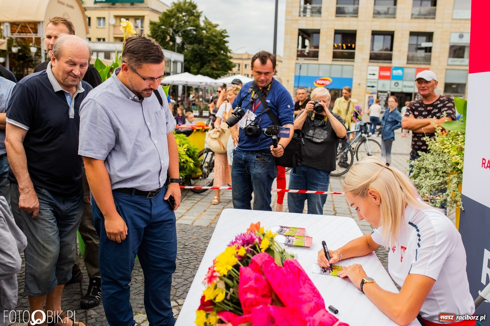 Zdjęcie w galerii na portalu naszraciborz.pl: Czek i zaproszenie na kolację. Władze powitały Justynę Święty-Ersetic wiadomości z regionu