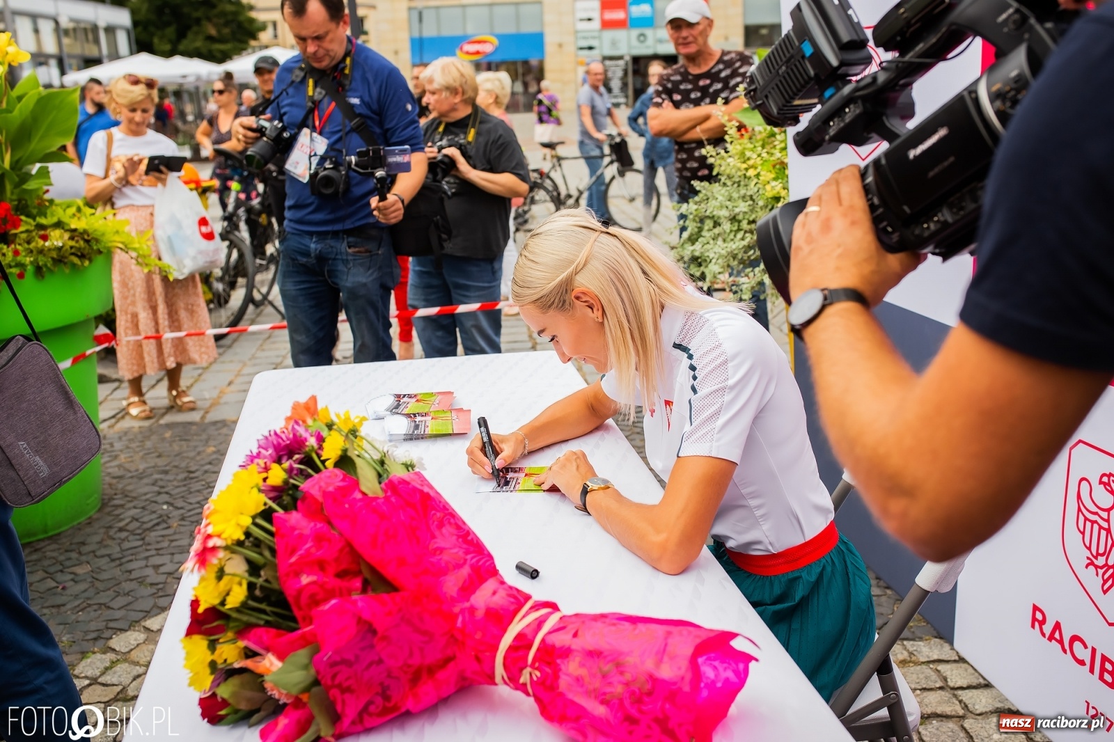Zdjęcie w galerii na portalu naszraciborz.pl: Czek i zaproszenie na kolację. Władze powitały Justynę Święty-Ersetic wiadomości z regionu