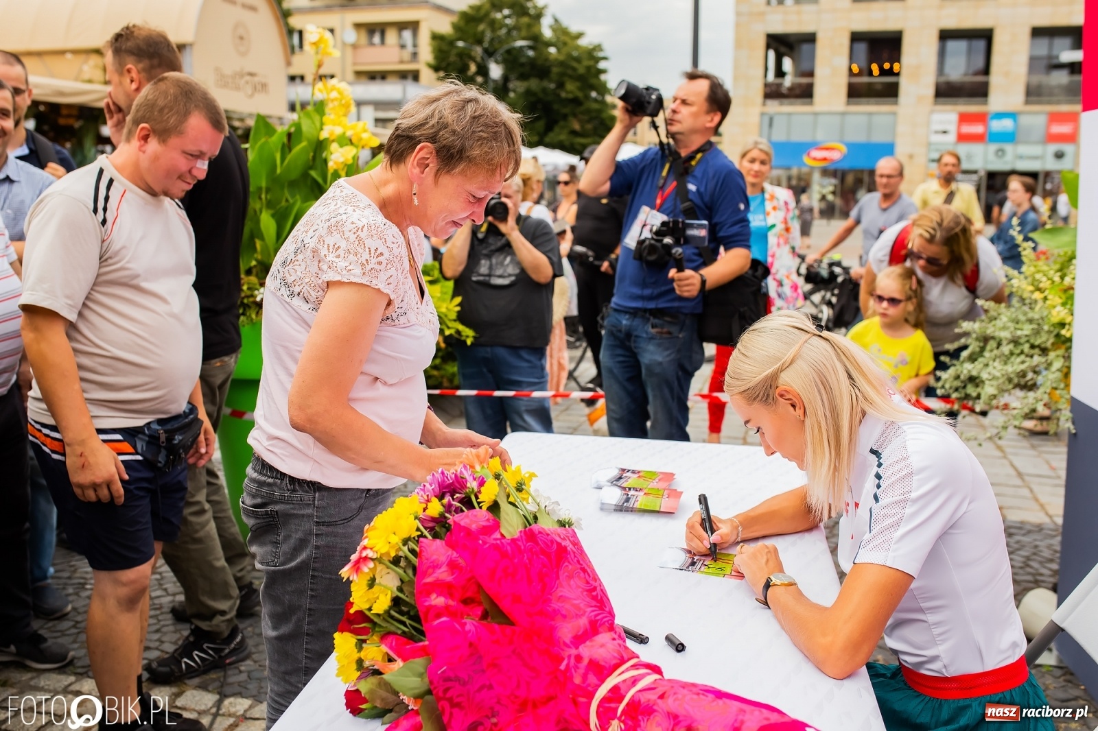 Zdjęcie w galerii na portalu naszraciborz.pl: Czek i zaproszenie na kolację. Władze powitały Justynę Święty-Ersetic wiadomości z regionu