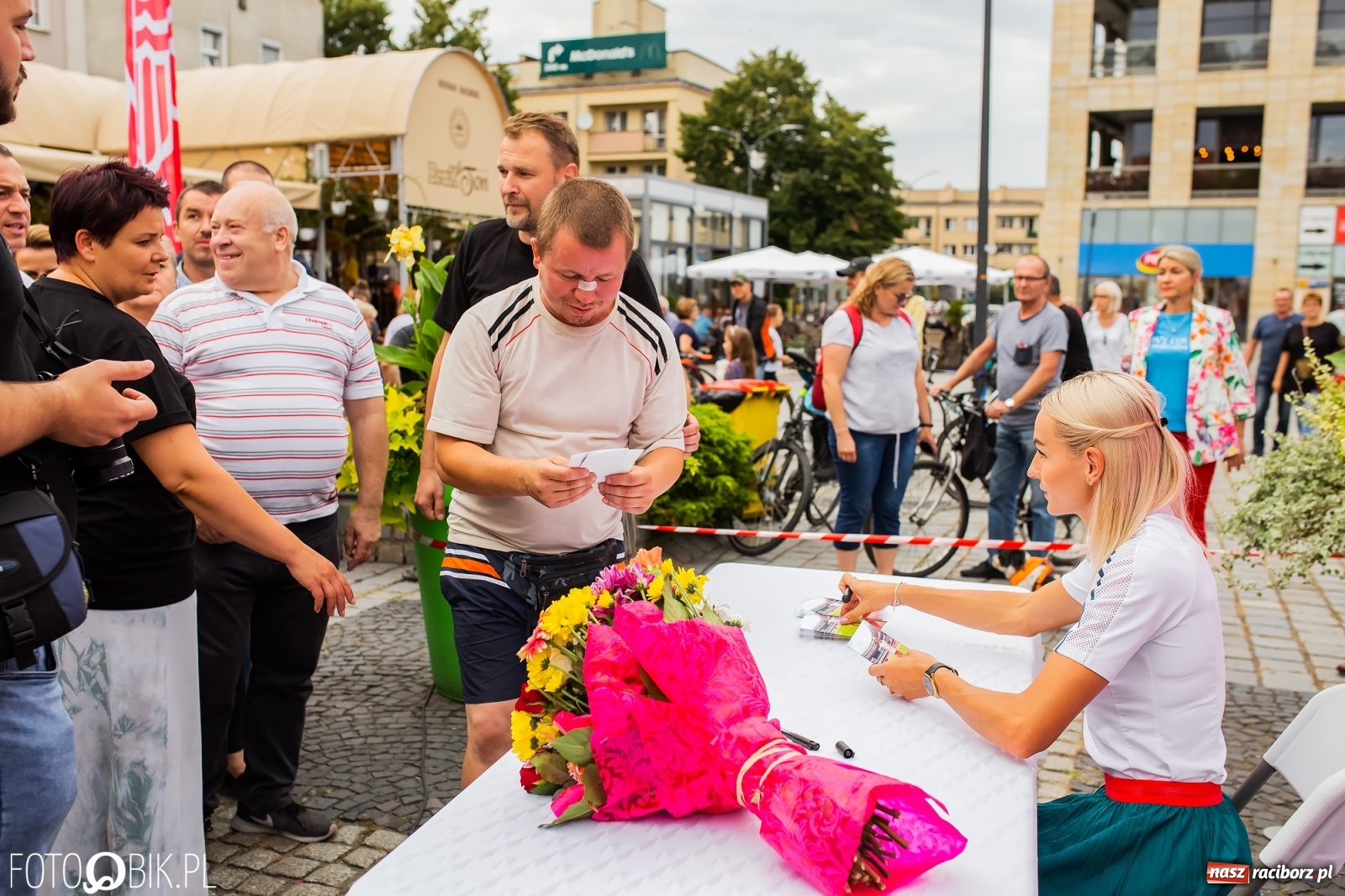 Zdjęcie w galerii na portalu naszraciborz.pl: Czek i zaproszenie na kolację. Władze powitały Justynę Święty-Ersetic wiadomości z regionu