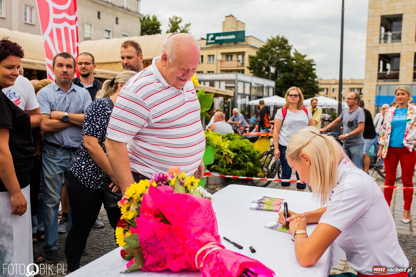 Zdjęcie w galerii na portalu naszraciborz.pl: Czek i zaproszenie na kolację. Władze powitały Justynę Święty-Ersetic wiadomości z regionu
