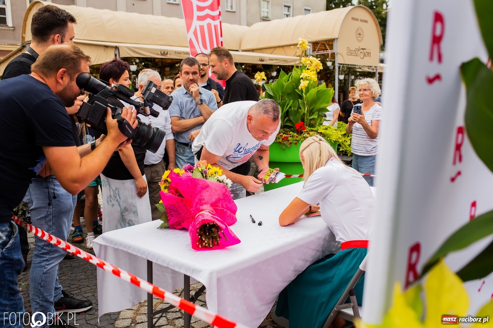 Zdjęcie w galerii na portalu naszraciborz.pl: Czek i zaproszenie na kolację. Władze powitały Justynę Święty-Ersetic wiadomości z regionu